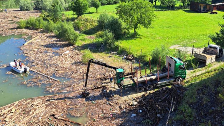 au-inceput-lucrarile-de-curatare-a-lacului-izvorul-muntelui-de-sutele-de-tone-de-deseuri-aduse-de-viituri_68905f767e42c