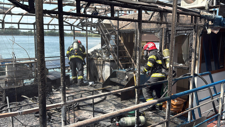foto-incendiu-la-un-ponton-dormitor-amplasat-pe-faleza-din-tulcea-flacarile-s-au-extins-la-barcile-din-apropiere_688f7058c0647