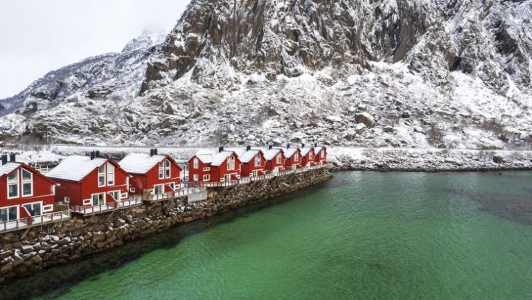 galerie-foto-cele-mai-frumoase-insule-din-lume-sunt-in-pericol-turismul-excesiv-a-ajuns-aproape-de-polul-nord_688f6cbd671ad