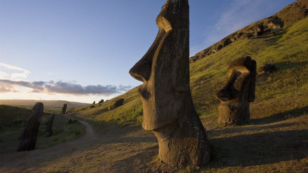 statui-moai-insula-pastelui-e1754042375957