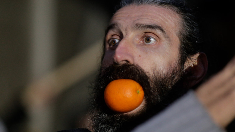 stegarul-dac-a-fost-dat-jos-in-siguranta-din-copacul-in-care-se-urcase-la-penitenciarul-rahova_688e1eb10b6aa