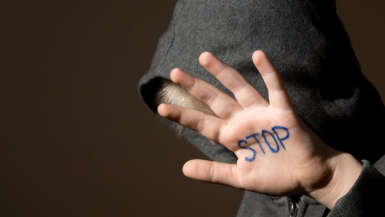 un-barbat-din-dolj-a-fost-retinut-pentru-ca-si-a-batut-fiul-de-11-ani-strigatele-de-ajutor-ale-copilului-au-fost-auzite-din-apartament_689086441b64f