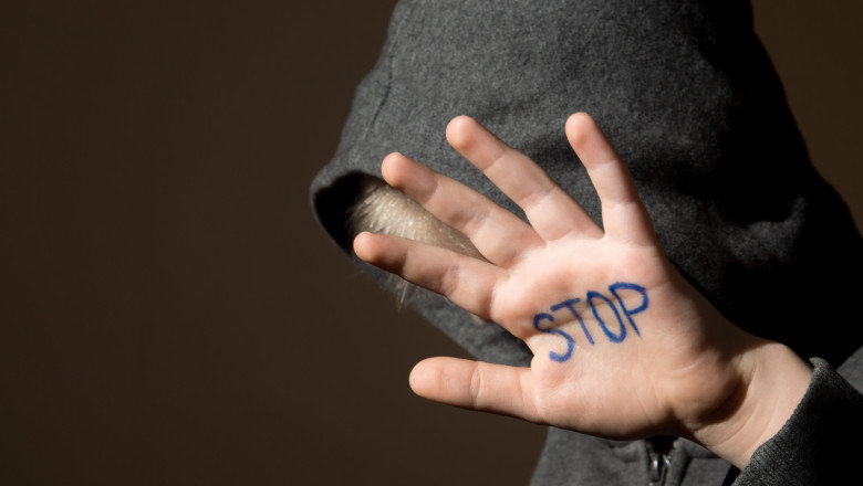 un-barbat-din-dolj-a-fost-retinut-pentru-ca-si-a-batut-fiul-de-11-ani-strigatele-de-ajutor-ale-copilului-au-fost-auzite-din-apartament_689086441b64f