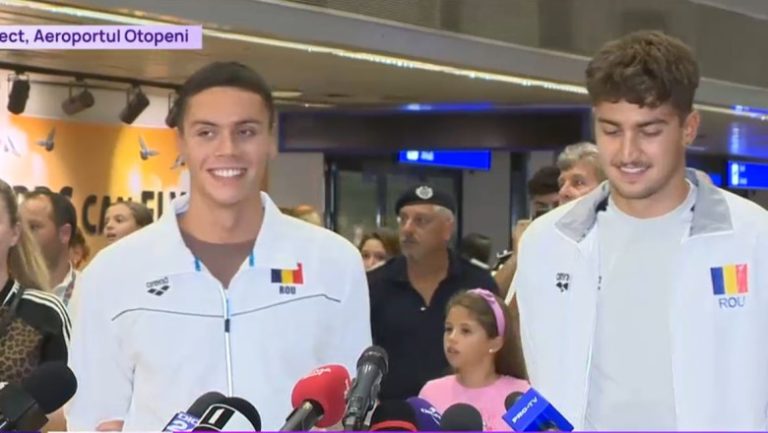 video-david-popovici-a-fost-primit-cu-aplauze-la-aeroport-la-revenirea-in-tara-am-reusit-sa-ma-autodepasesc-sunt-mandru-de-mine_688fba111a5bf