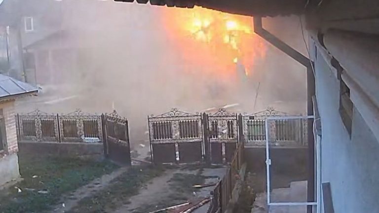 video-momentul-in-care-o-explozie-distruge-un-magazin-din-comuna-damboviteana-mogosani-sat-cojocaru-nu-exista-victime_688f07259b484