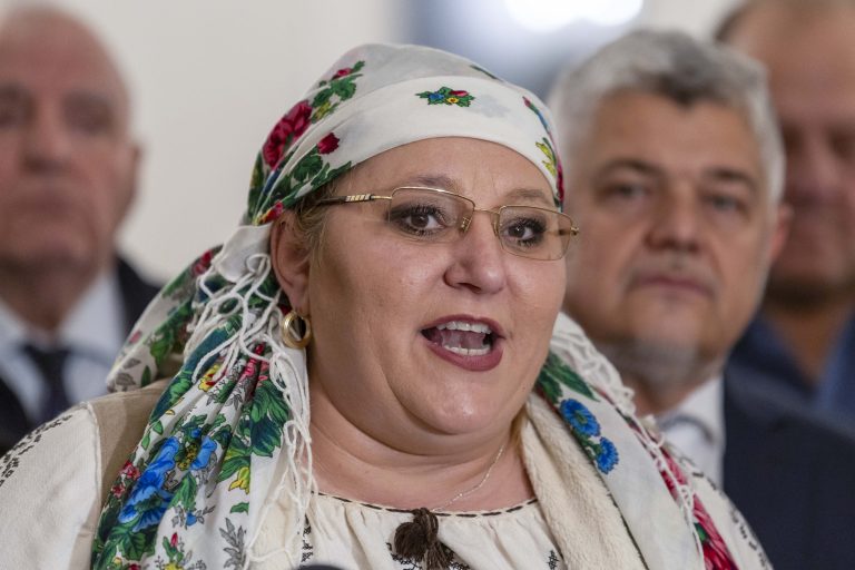 Diana Șoșoacă anunță demersuri pentru suspendarea lui Nicușor Dan după căderea Guvernului